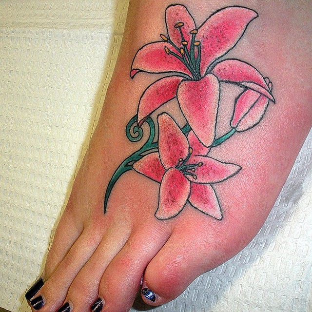 女性脚背彩色粉百合花纹身图案