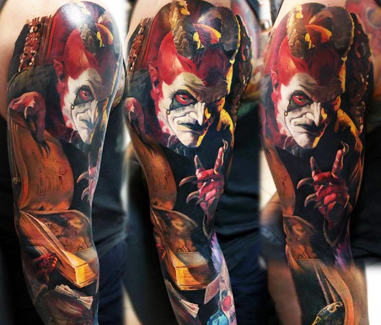 手臂彩色恐怖风格恶魔与法术书纹身图案