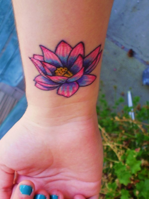 女性手腕上的彩色莲花纹身图案