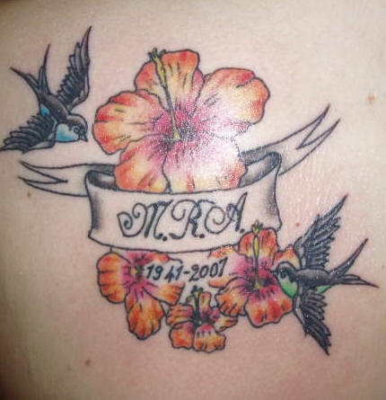 背部彩色芙蓉花与燕子纹身图案