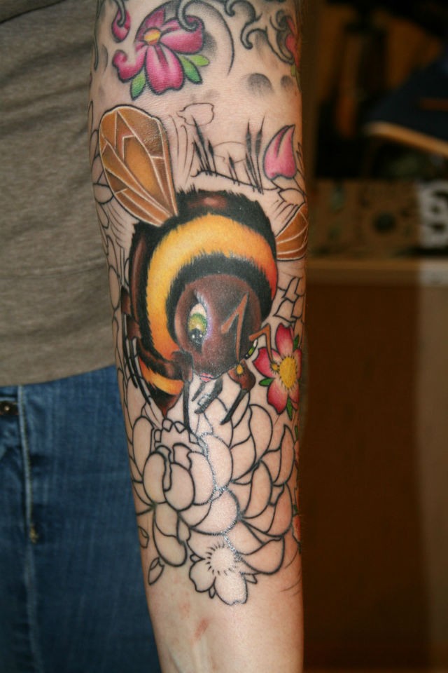 可爱的小蜜蜂和彩色花朵纹身图案