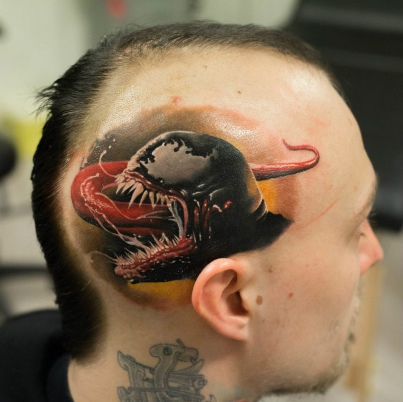 头部惊人的彩色蛇毒液纹身图案
