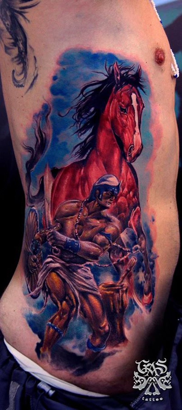 侧肋华丽多彩的马与幻想战士纹身图案