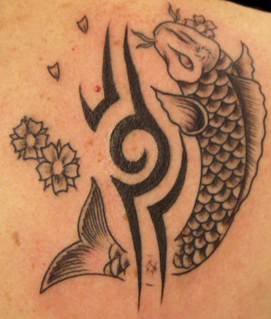 背部黑色部落花与锦鲤纹身图案