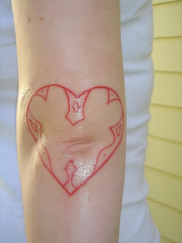 女性手臂简约红心纹身图案