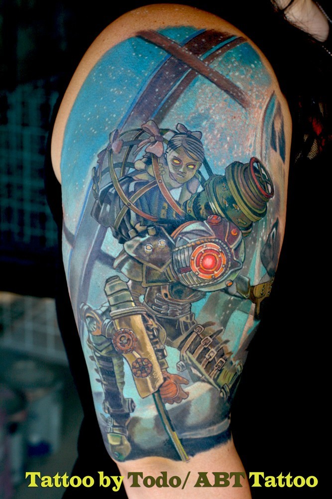 大臂彩色肩娃娃与机器人纹身图案