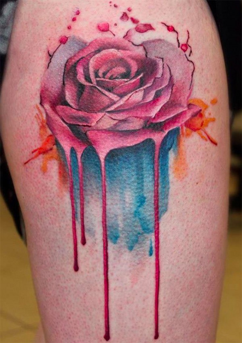 大腿上的水彩色玫瑰花纹身图案