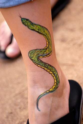 腿部彩色清新小蛇纹身图案
