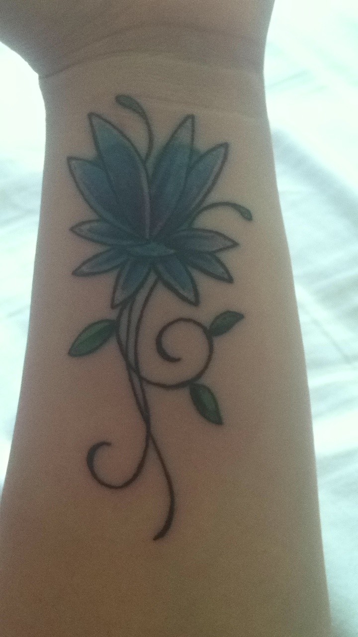 手臂简单的花朵纹身图案