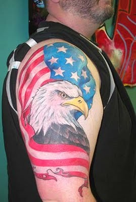 大臂鹰包裹美国国旗纹身图案