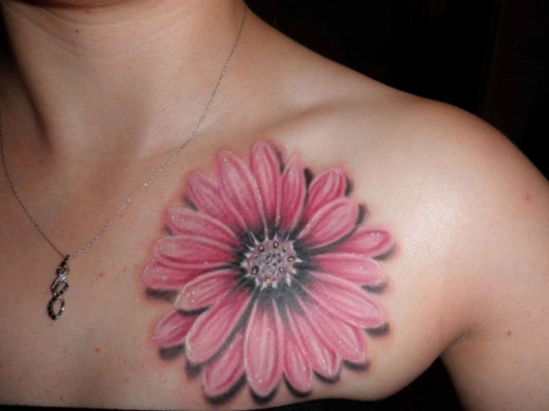 胸部彩色逼真的花朵纹身图案