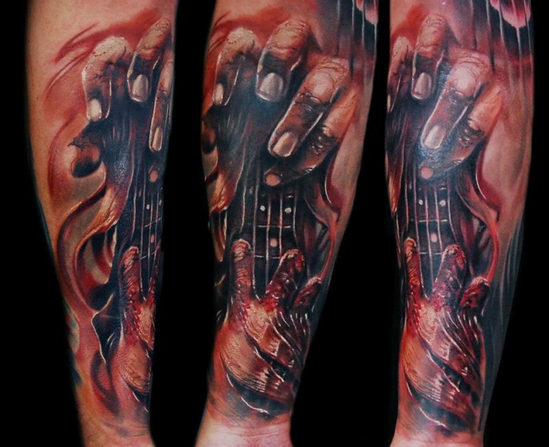手臂撕裂皮肤风格的彩色血腥手与吉他纹身