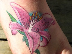 脚背彩色粉红百合花纹身图案