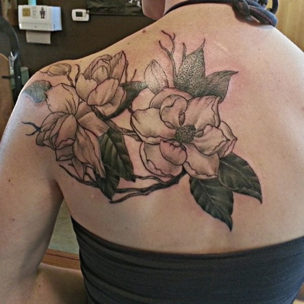 背部绽放的绚丽花朵纹身图案