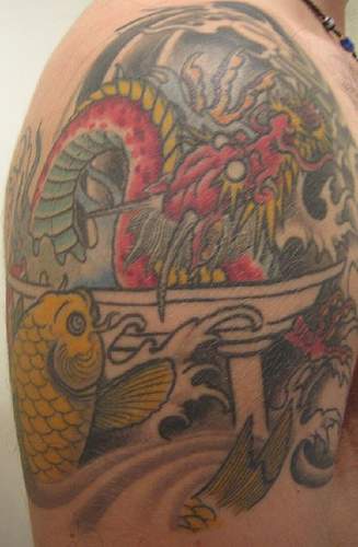 黄色锦鲤和红色的龙纹身图案