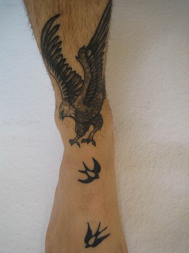 脚背灰色老鹰在飞行纹身图案