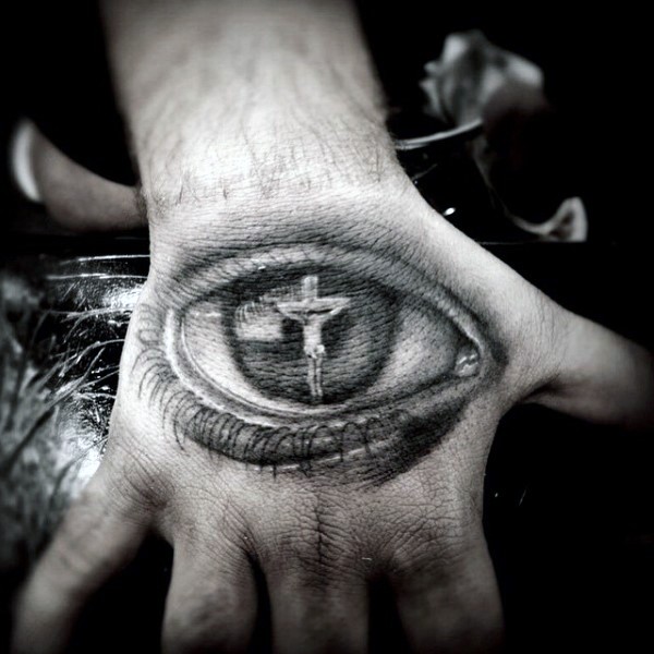 手背眼睛内映出耶稣在十字架上纹身图案