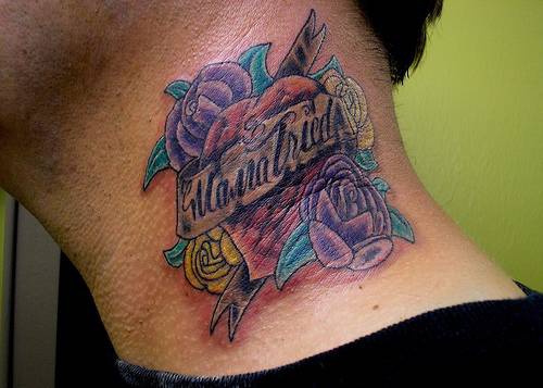 男性颈部彩色玫瑰与心纹身图片