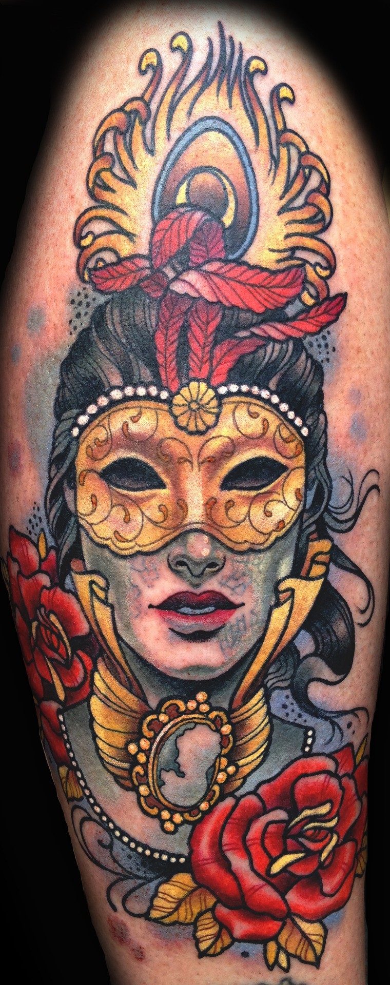 大臂带面具和羽毛的神秘女郎彩色纹身图案
