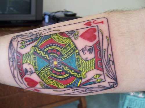 手臂彩色扑克牌国王纹身图案