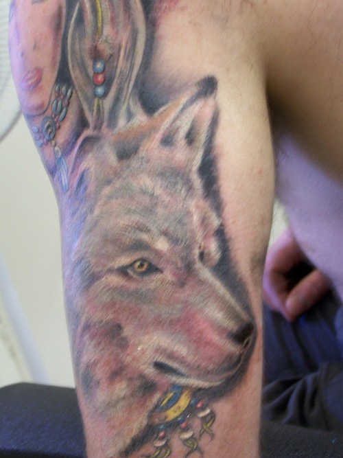 肩部彩色女子与狼头纹身图案