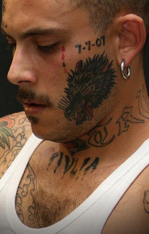 男子脸部狼头纹身图案