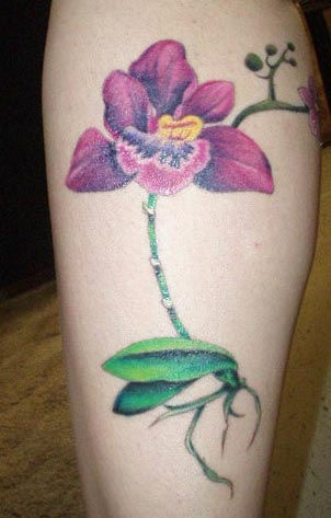 腿部彩色逼真的兰花纹身图案