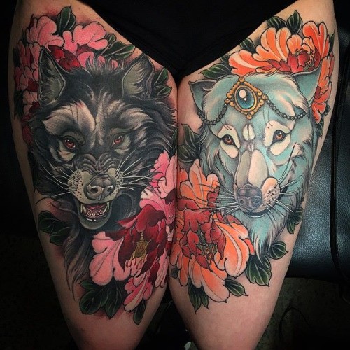 大腿彩色邪恶狼与可爱狼花朵纹身图案
