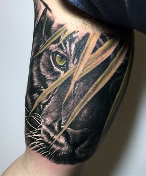 大臂很酷的老虎在丛林中纹身图案