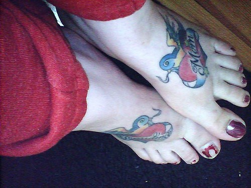 女性脚背彩色燕子给妈妈纹身图案