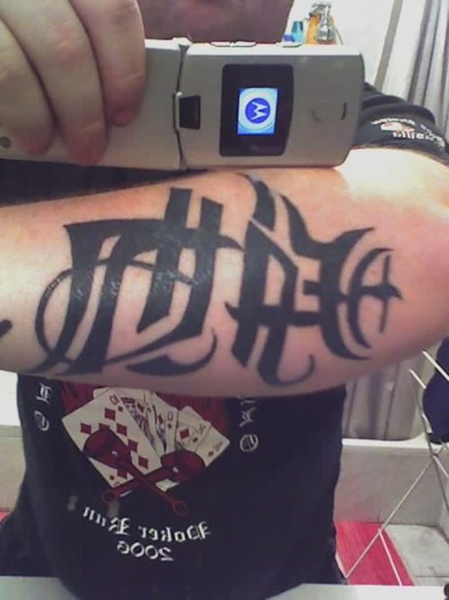 男性手臂黑色双面效应字母纹身图案