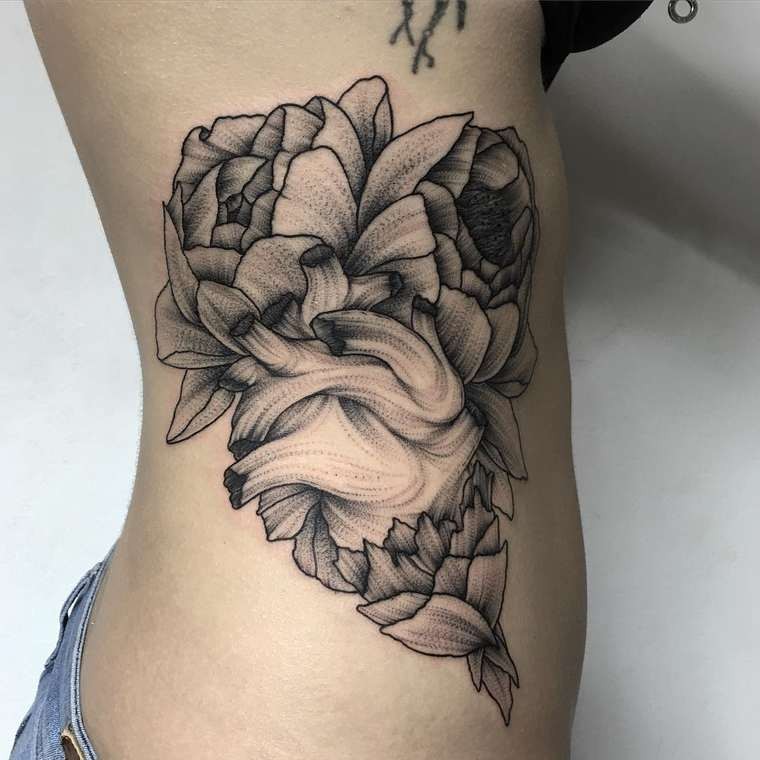 侧肋心脏与花卉线条点刺纹身图案