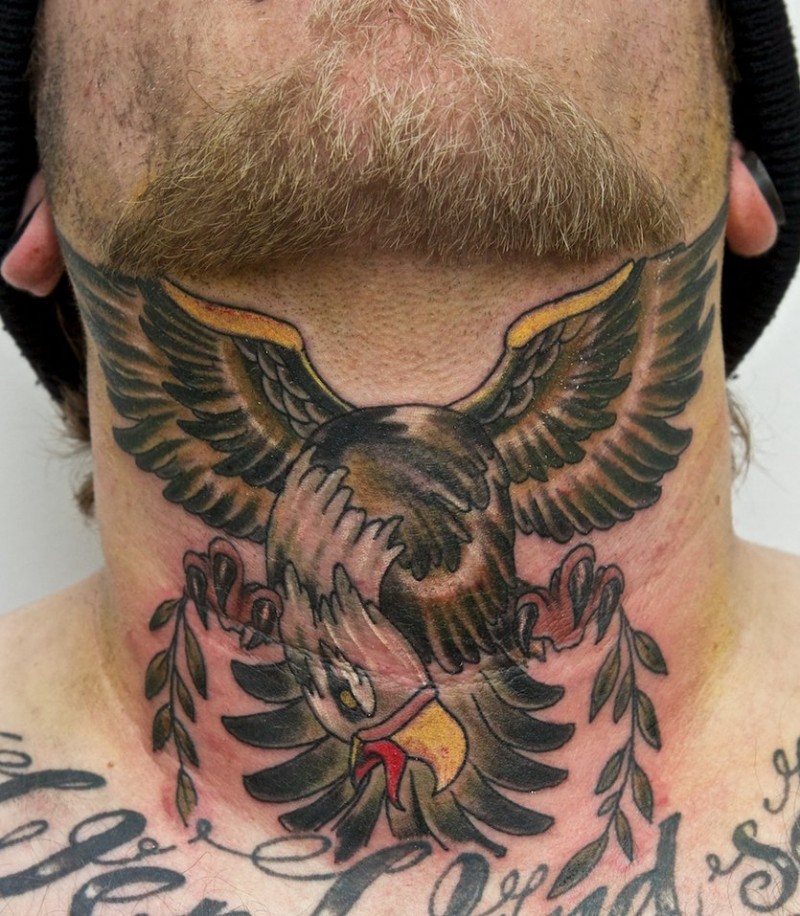 男性脖子彩色墨水老鹰纹身图案