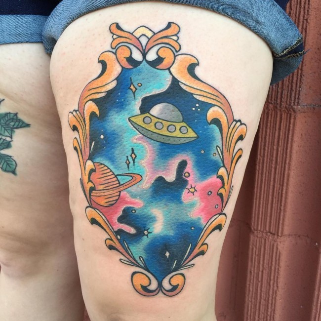 腿部彩色太空船与星空纹身图案