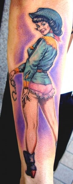 手臂彩色顽皮的女孩纹身图案