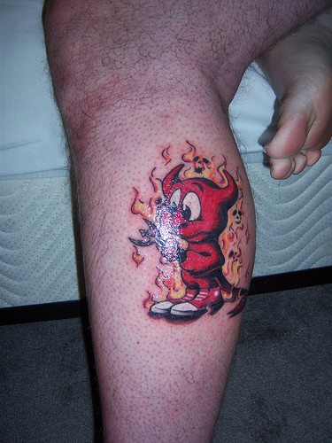 小腿卡通红色的小魔鬼纹身图案