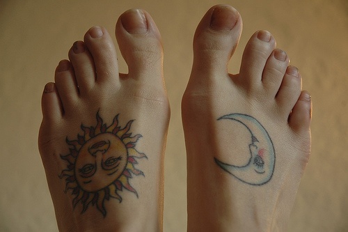 脚背上的太阳和月亮符号纹身图案