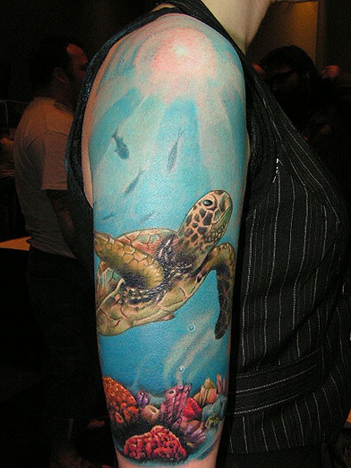 肩部彩色深海海龟纹身图案