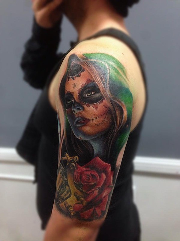 肩部彩色墨西哥女人肖像和花朵纹身