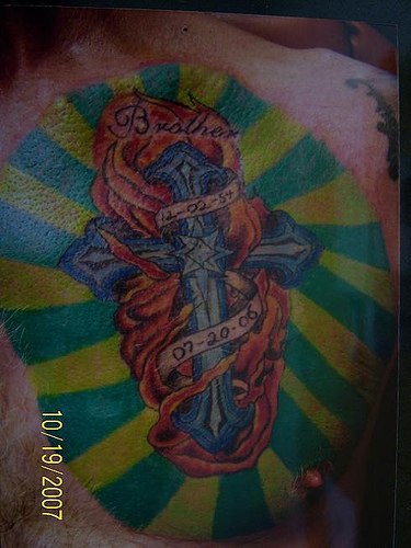 大型彩色十字架火焰纪念纹身图案