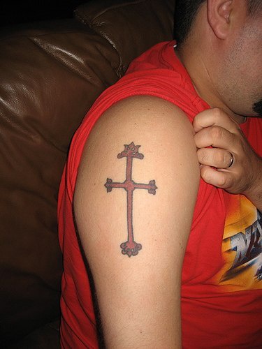简约的红色十字架纹身图案