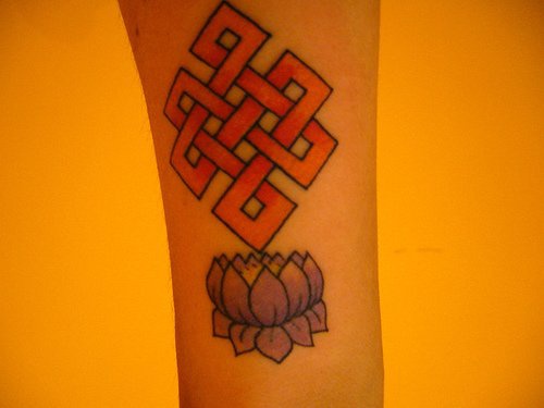 手臂彩色无限结与莲花纹身图案