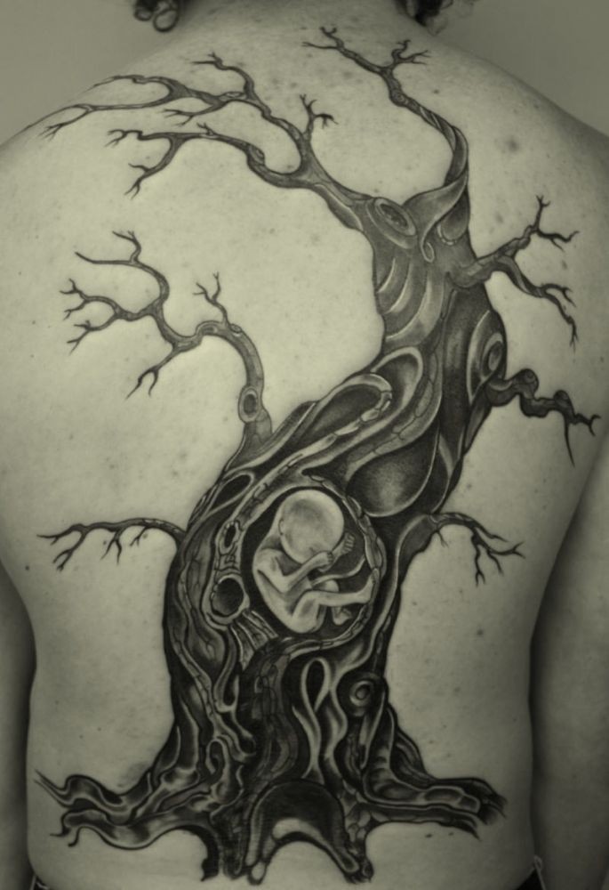 后背大树内有婴儿个性纹身图案