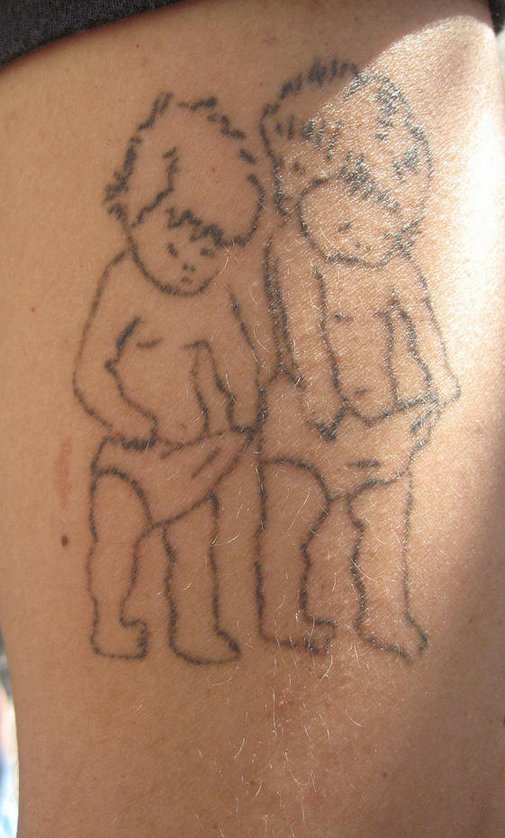 腿部简约有趣的小孩子纹身图案