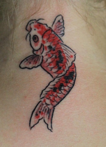 颈部红色的锦鲤鱼纹身图案