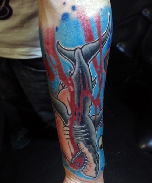 手臂彩色的卡通血腥鲨鱼纹身图案