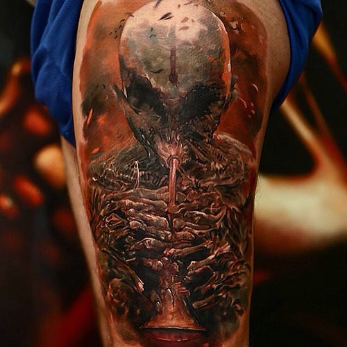 腿部彩色外星骷髅怪物纹身图案
