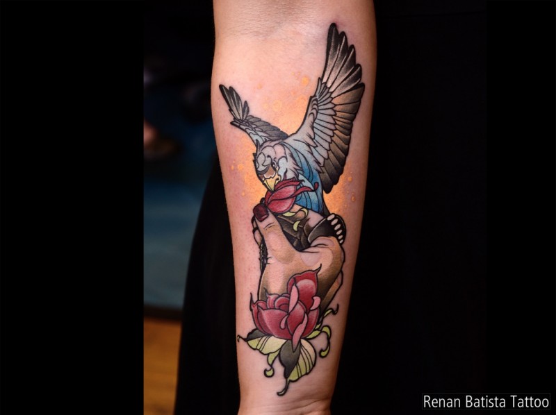 手臂新传统风格的彩色猫头鹰与玫瑰纹身