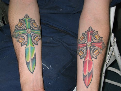 手臂红色和绿色十字架纹身图案