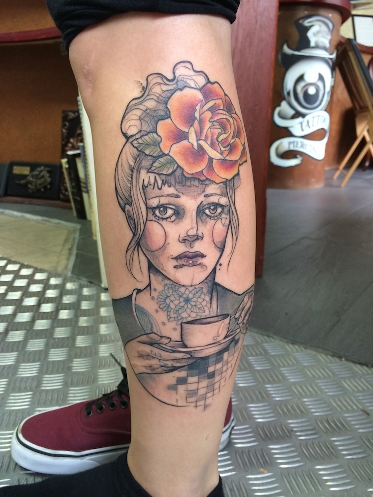 小腿素描风格的彩色漂亮女生鲜花和茶杯纹身图案